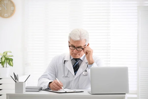 Médico Sénior Trabalhar Mesa Escritório — Fotografia de Stock