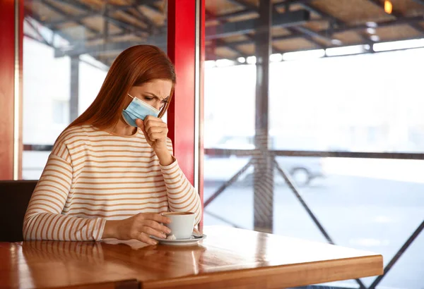 Mujer Con Máscara Médica Cafetería Protección Contra Virus — Foto de Stock