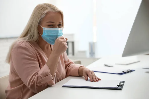 Mujer Madura Con Máscara Médica Lugar Trabajo Virus Peligroso — Foto de Stock