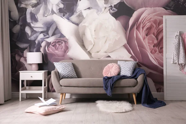 Modern Sofa Wall Floral Wallpaper Stylish Living Room Interior — Stock Photo, Image