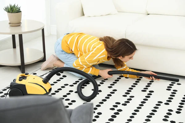 Young Woman Using Vacuum Cleaner Home — Stock Photo, Image