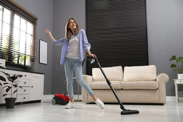 Mujer Joven Divirtiéndose Mientras Aspira Casa — Foto de Stock