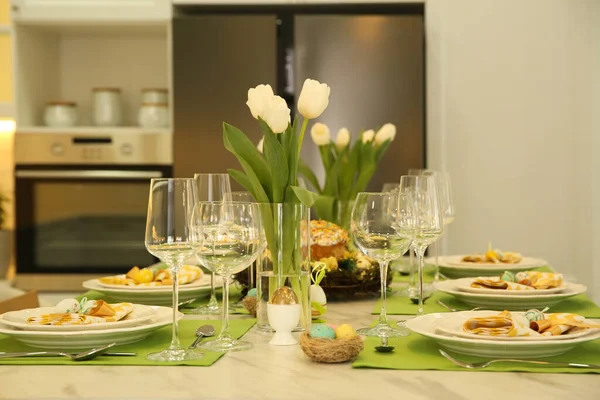キッチンで花の装飾が施されたお祭りイースターテーブルの設定 — ストック写真