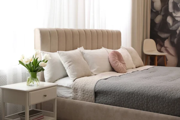 Schöne Raumausstattung Mit Großem Bequemen Bett — Stockfoto