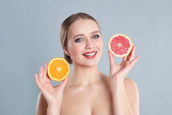 Jonge Vrouw Met Gesneden Sinaasappel Grapefruit Grijze Achtergrond Vitaminerijk Voedsel — Stockfoto