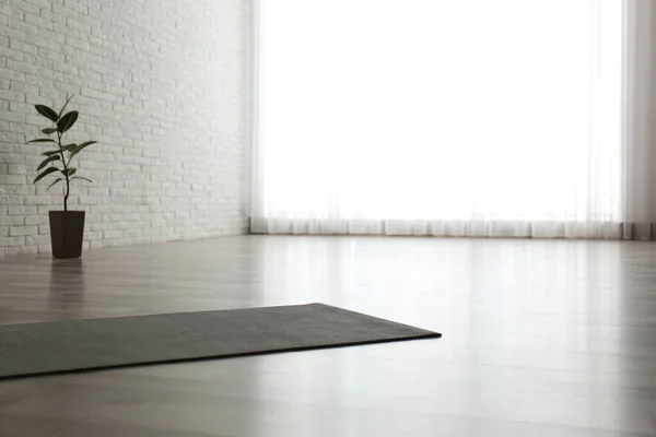 Unrolled Grey Yoga Mat Floor Room Space Text — Stock Photo, Image