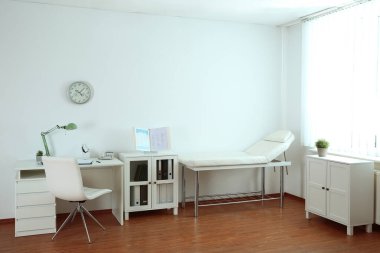 Modern tıp bürosunun içi. Doktorun işyeri.