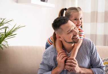 Baba ve kızı evde birlikte vakit geçiriyorlar. Babalar Günün kutlu olsun.