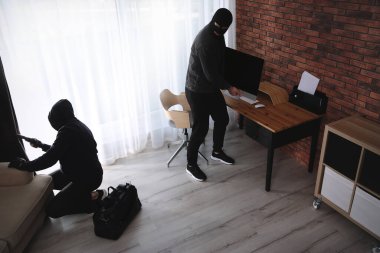 Evinden bilgisayar çalan tehlikeli maskeli suçlular.