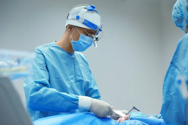Професійні Лікарі Які Проводять Операцію Хірургічній Кімнаті — стокове фото