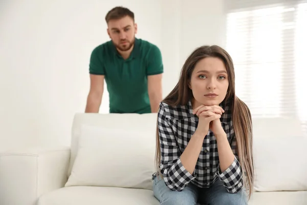 Casal Jovem Infeliz Com Problemas Relacionamento Casa — Fotografia de Stock