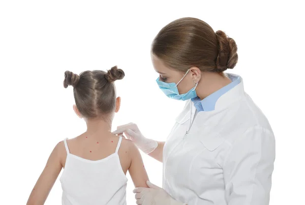 Doctor Examinando Una Niña Con Varicela Sobre Fondo Blanco Virus —  Fotos de Stock