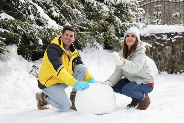 Mutlu Çift Dışarıda Kardan Adam Için Top Yapıyor Kış Tatili — Stok fotoğraf