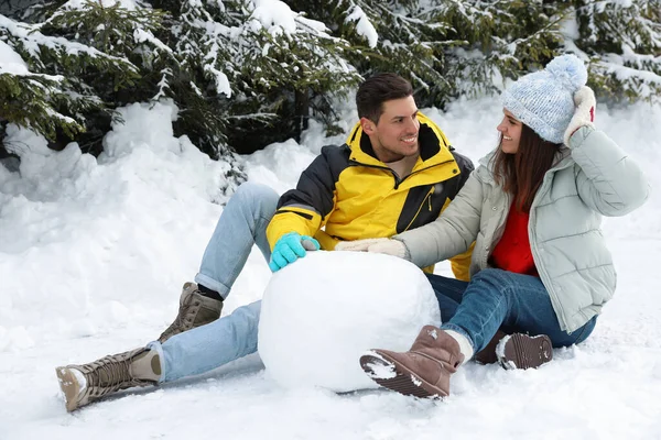 Счастливая Пара Мячом Снеговика Улице Зимние Каникулы — стоковое фото