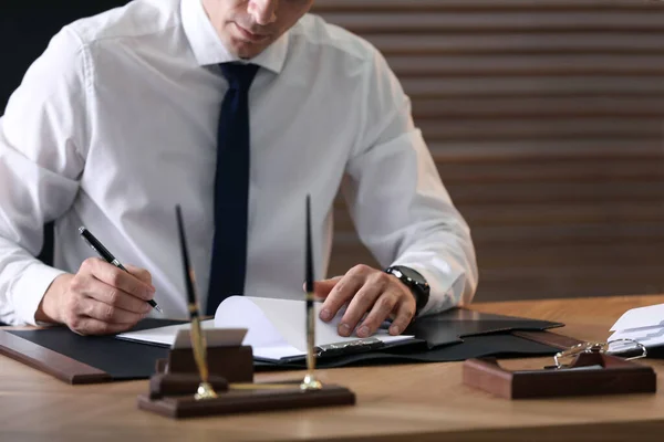 Männlicher Anwalt Arbeitet Tisch Büro Nahaufnahme — Stockfoto