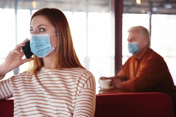 Mujer Con Máscara Médica Hablando Por Teléfono Móvil Cafetería Protección — Foto de Stock