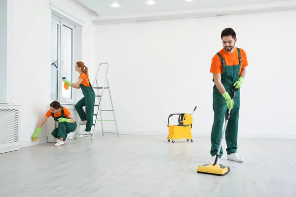 Equipe Zeladores Profissionais Uniformes Sala Limpeza — Fotografia de Stock