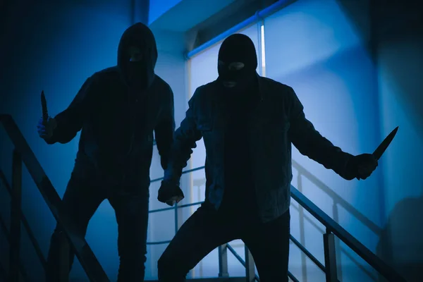 Homens Mascarados Com Facas Nas Escadas Dentro Casa Criminosos Perigosos — Fotografia de Stock