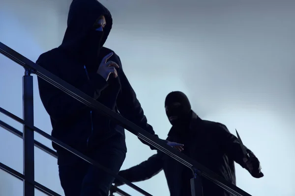 Чоловіки Масках Ножем Сходах Приміщенні Небезпечні Злочинці — стокове фото