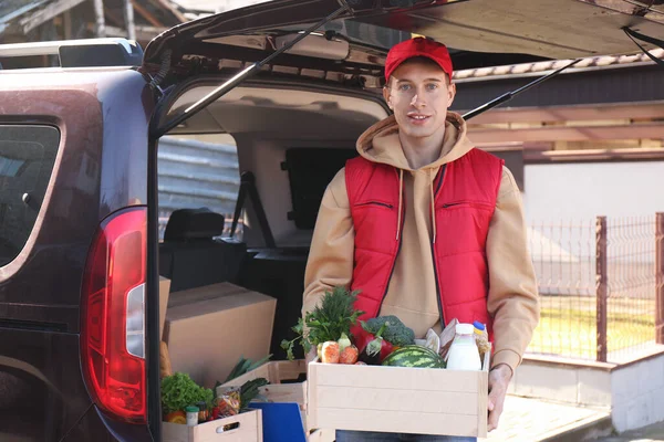 Koerierskist Met Producten Buurt Van Auto Buiten Voedselbezorgservice — Stockfoto