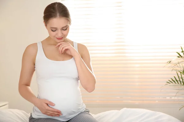 Jonge Zwangere Vrouw Bed Thuis Ruimte Voor Tekst — Stockfoto