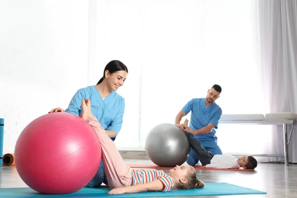 Ortopedistas Trabajando Con Niños Pequeños Gimnasio Del Hospital —  Fotos de Stock