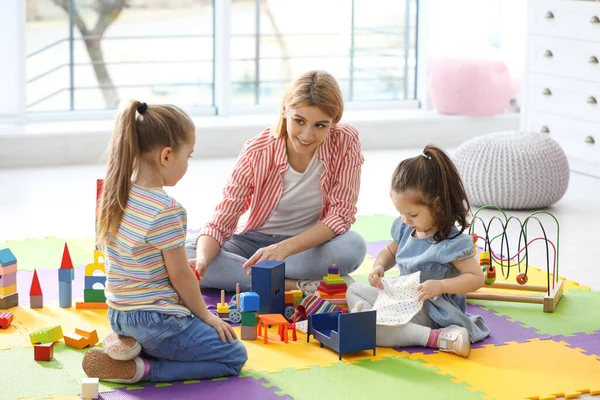 Mãe Brincando Com Seus Filhos Casa — Fotografia de Stock