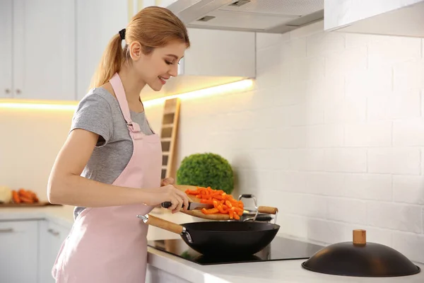 Mujer Joven Cocinando Cocina —  Fotos de Stock