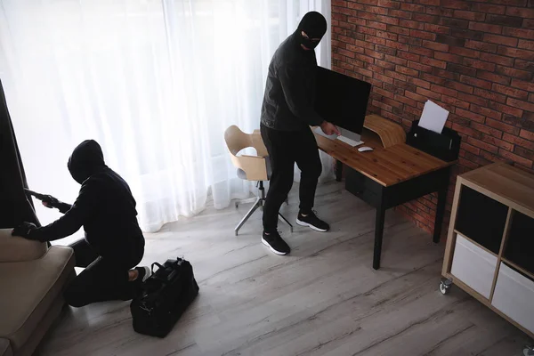 Gevaarlijke Gemaskerde Criminelen Met Wapen Stelen Computer Uit Huis — Stockfoto