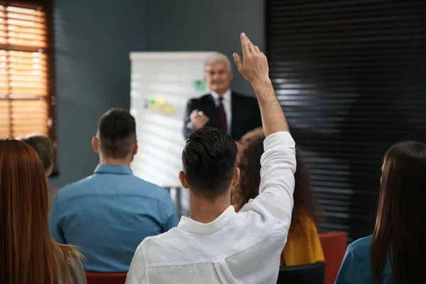 Ludzie Podnoszący Ręce Zadawania Pytań Seminarium Biurze — Zdjęcie stockowe