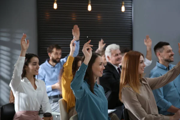 Ludzie Podnoszący Ręce Zadawania Pytań Seminarium Biurze — Zdjęcie stockowe