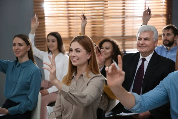 Pessoas Levantando Mãos Para Fazer Perguntas Seminário Escritório — Fotografia de Stock