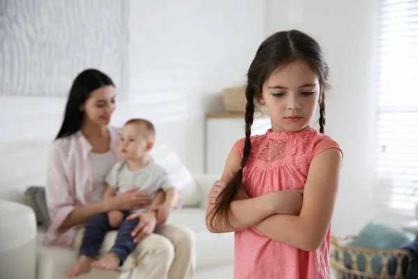 Unzufriedenes Kleines Mädchen Wird Eifersüchtig Während Mutter Zeit Mit Ihrem — Stockfoto
