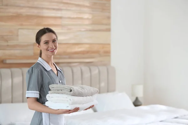 Camarera Joven Sosteniendo Pila Toallas Frescas Dormitorio Espacio Para Texto — Foto de Stock