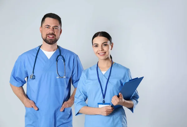 Gammal Läkare Och Ung Sjuksköterska Mot Ljus Bakgrund — Stockfoto