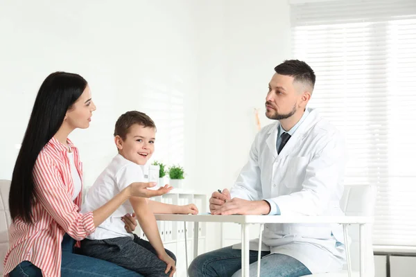 Kleine Jongen Met Moeder Bezoek Bij Orthopeed Kliniek — Stockfoto