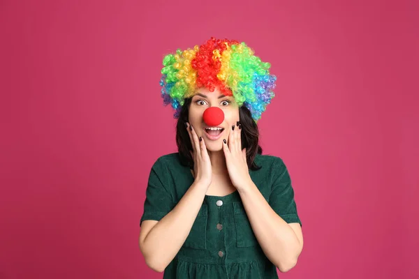 Mujer Emotiva Con Peluca Arco Iris Nariz Payaso Sobre Fondo — Foto de Stock