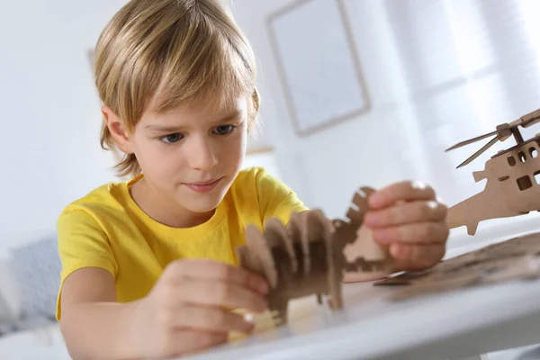 Kleiner Junge Bastelt Kartonspielzeug Tisch Haus Kreatives Hobby — Stockfoto