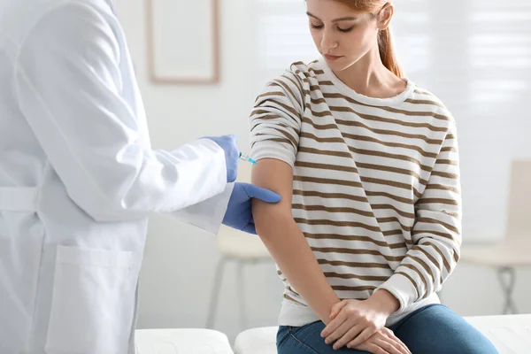 Läkare Ger Injektion Till Patient Sjukhus Vaccinationskoncept — Stockfoto