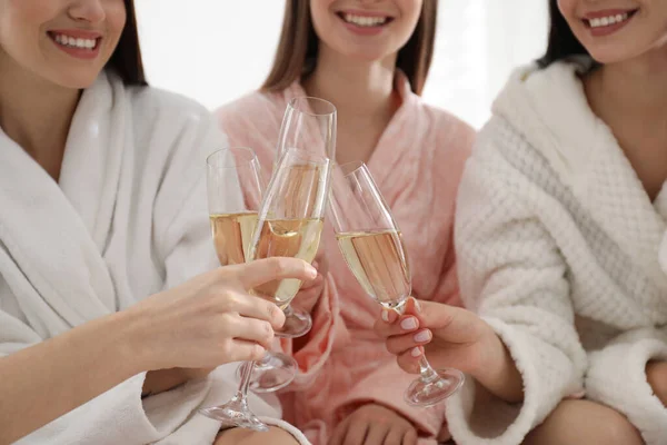 年轻姑娘们在欢宴上碰杯香槟 特写镜头 妇女日 — 图库照片