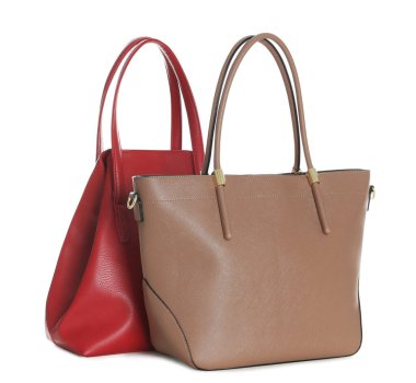 Beyaz tenli, farklı bir kadının çantaları.