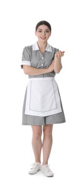 Beyaz arka plan üzerinde üniformalı genç oda hizmetçisi