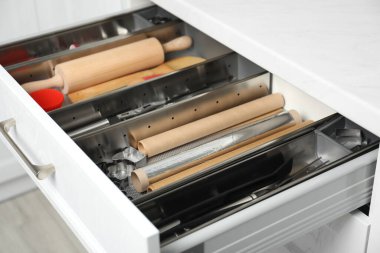 Açık çekmecedeki farklı çatal bıçaklar.