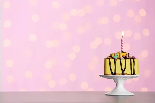 Trozo Delicioso Pastel Cumpleaños Con Vela Encendida Mesa Contra Las —  Fotos de Stock