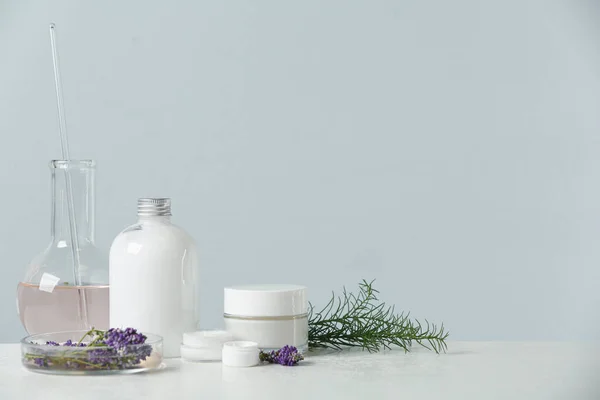 Növényi Kozmetikai Termékek Laboratóriumi Üvegáruk Összetevők Fehér Asztalon Hely Szövegnek — Stock Fotó