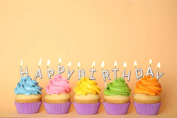 Cupcake Compleanno Con Candele Accese Sfondo Beige Spazio Testo — Foto Stock