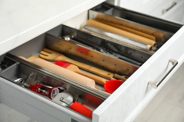 Utensílios Diferentes Gaveta Mesa Aberta Dentro Casa Close — Fotografia de Stock