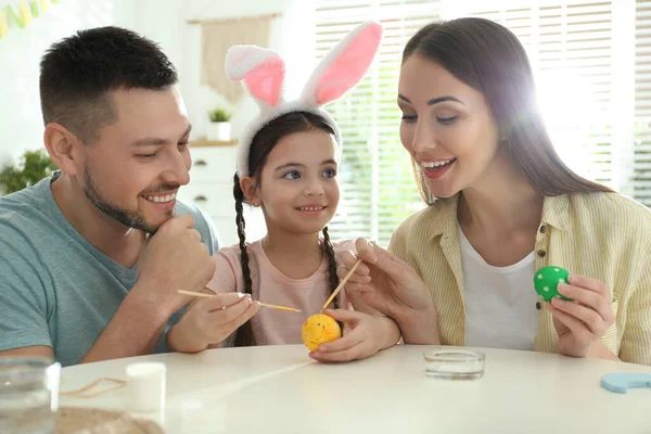 Mutlu Baba Anne Kız Içeride Paskalya Yumurtası Boyuyor — Stok fotoğraf