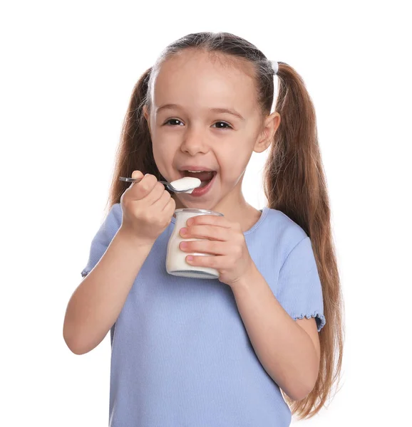 可爱的小女孩在白色背景下吃着美味的酸奶 — 图库照片