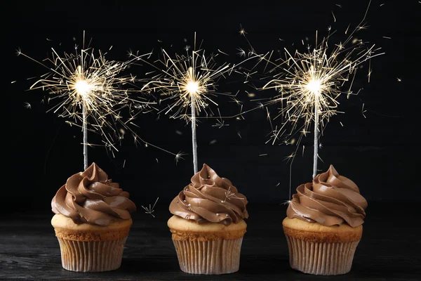 Cupcakes Cumpleaños Con Bengalas Mesa Sobre Fondo Oscuro — Foto de Stock